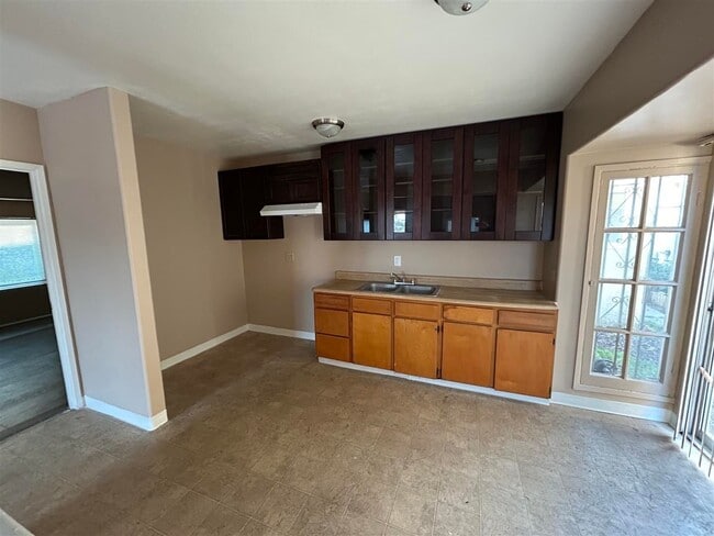 Building Photo - 2 bedroom, 1 bath Front unit of Duplex - *...