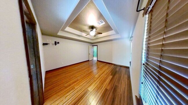 Building Photo - Yukon 4 Bed