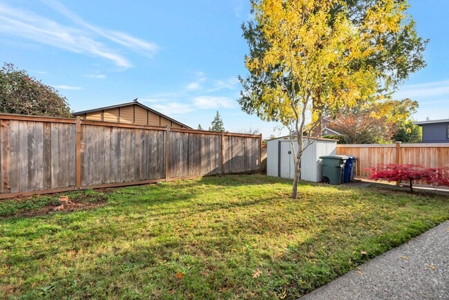 Building Photo - Woodridge Home 4bd 3ba great location!