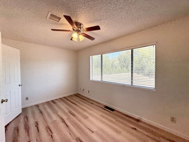 Building Photo - 2-bedroom, 2.5-bathroom condo close to downtown!