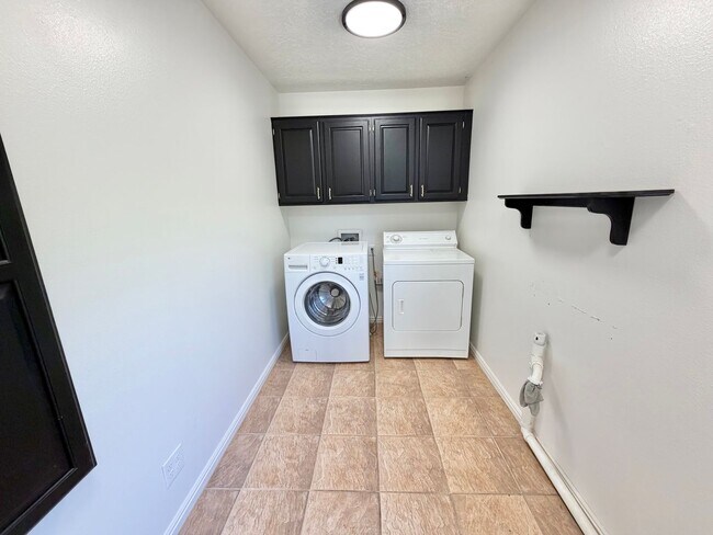 Building Photo - Beautiful Bloomington Area Home