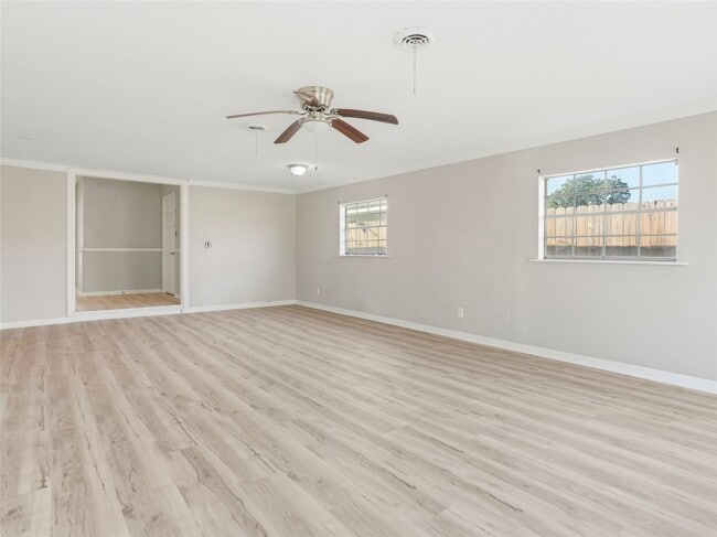 Building Photo - 1114 W 11th St