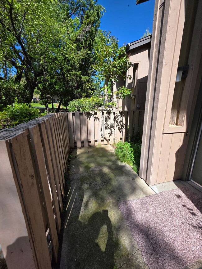 Building Photo - Charming 2-Bedroom Condominium with Scenic...