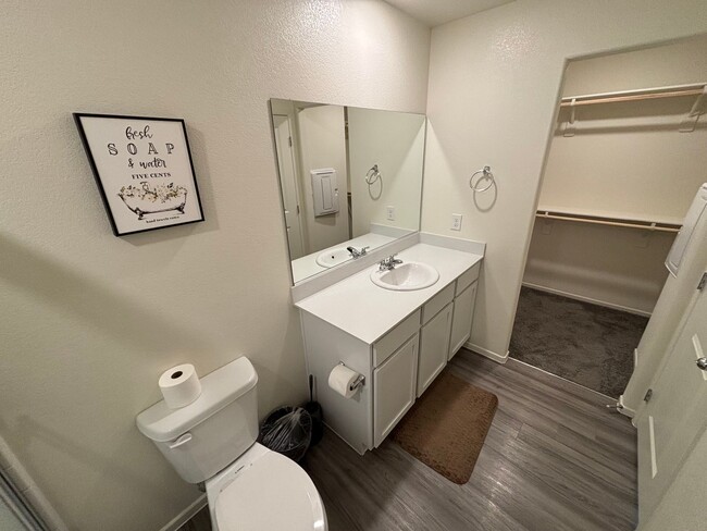 Building Photo - Gorgeous 3Bed/2.5Bath/2Car Townhome located in Southwest Las Vegas- Make the Move for Less: $300 ...