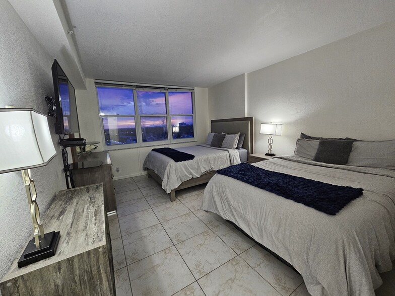 Building Photo - 2501 S Ocean Dr