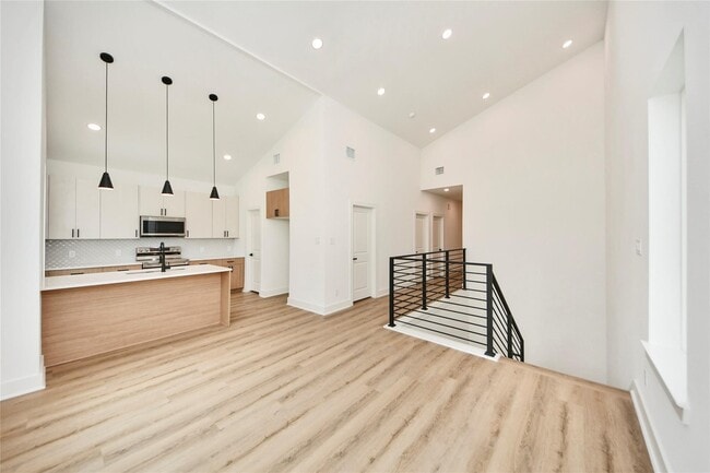 Building Photo - 932 South Ln