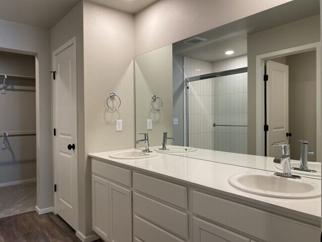Building Photo - Stunning Townhome in Northridge Trails