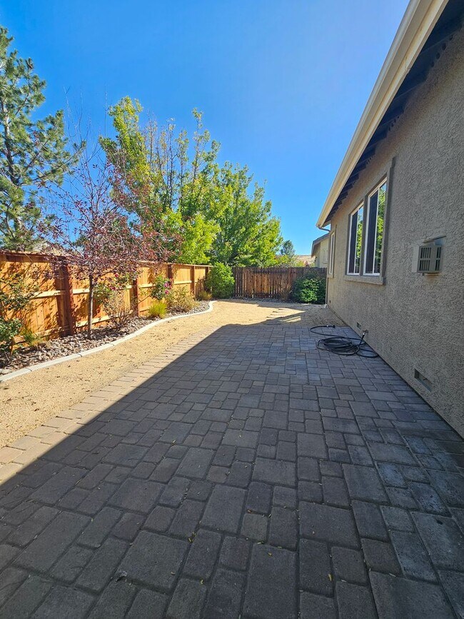 Building Photo - Gorgeous 4 Bedroom on Kiley Ranch