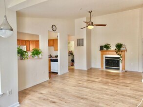 Building Photo - Bright Condo in Convenient Location