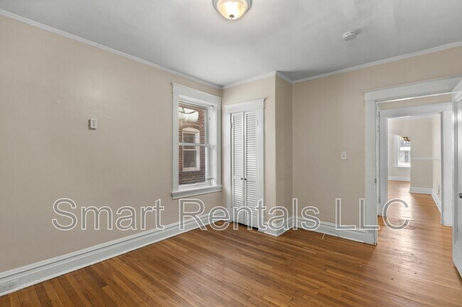 Building Photo - 5065 Lindenwood Ave