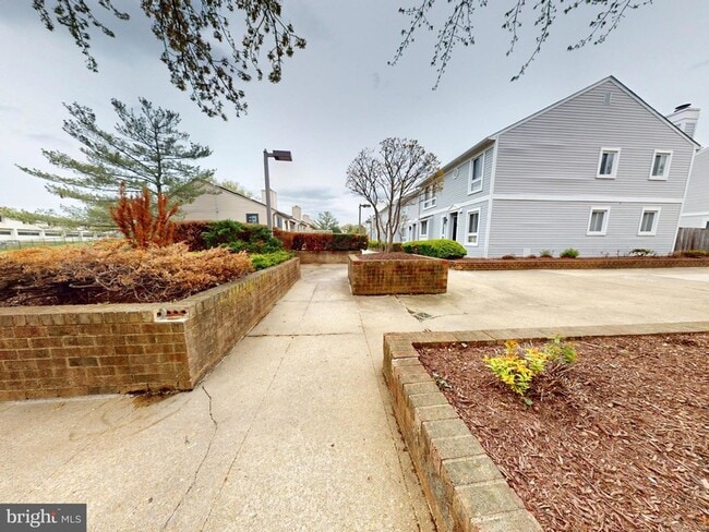 Building Photo - 4 Hawthorne Ct NE