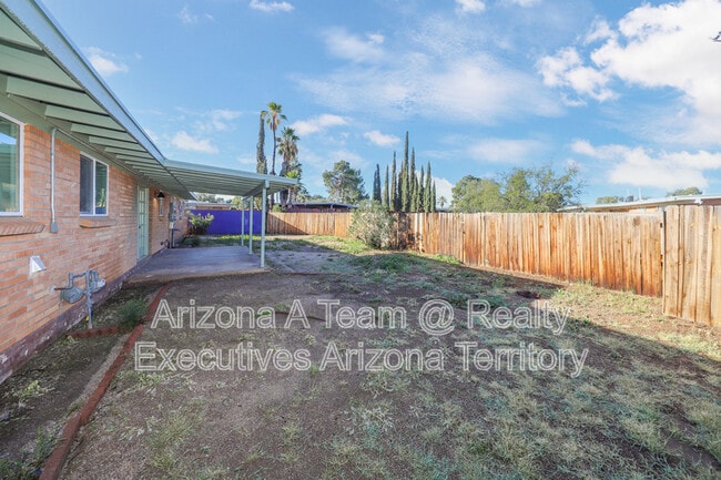 Building Photo - 4020 S Silver Beech Ave