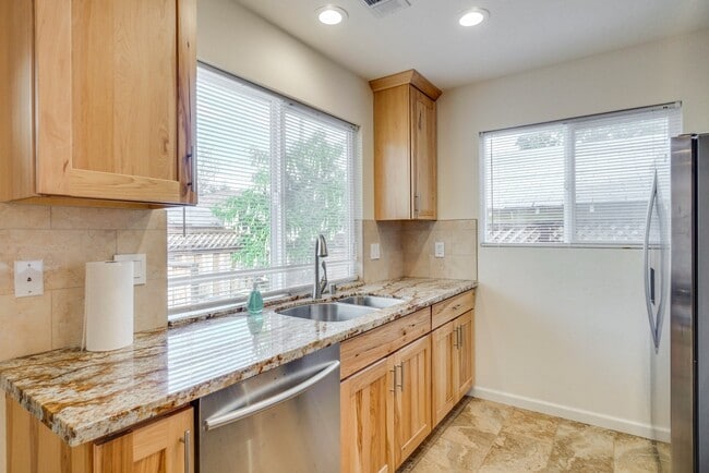 Building Photo - Beautiful 2 Bed/1 Bath Home only Blocks From Downtown Sunnyvale