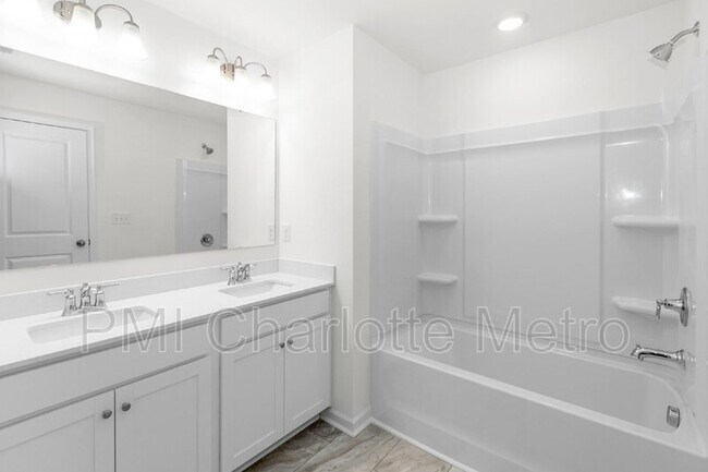 Building Photo - 2831 Aubrey St