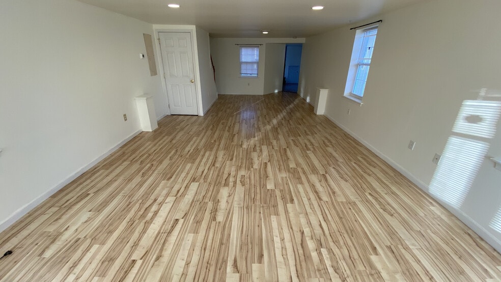 Building Photo - 1294 N Mountain Rd