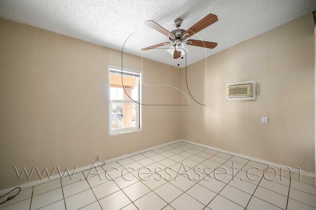 Building Photo - Charming 4 Bed/2.5 Bath Home With Spacious Backyard And Gated Entrance!