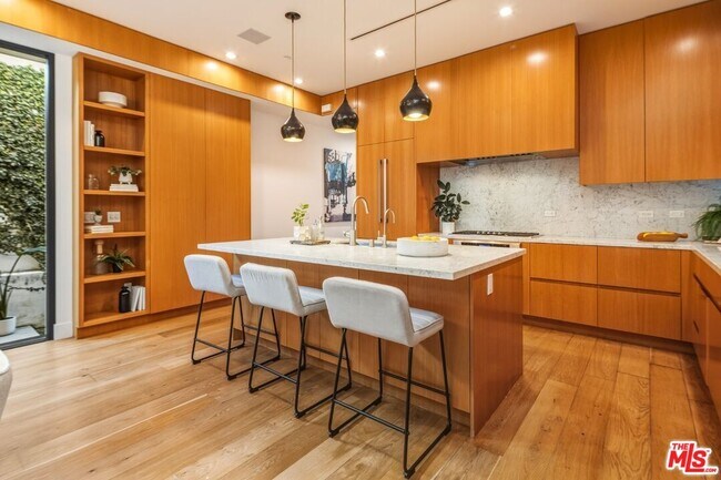 Building Photo - 722 Marine St