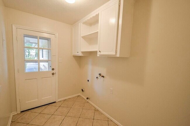 Building Photo - 25602 Oakhurst Dr