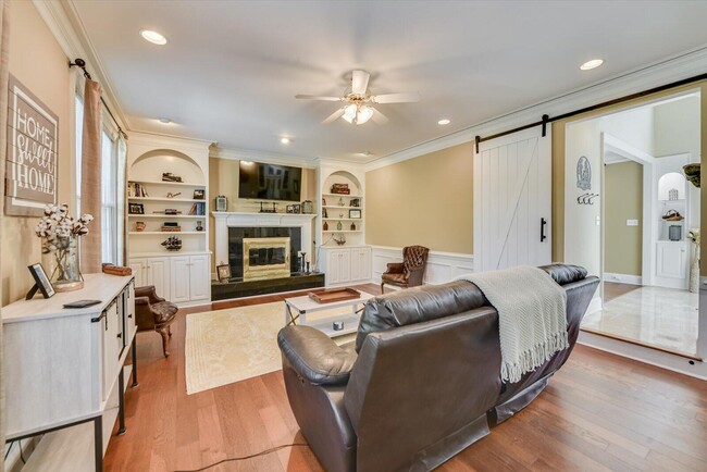 Building Photo - 211 Kestwick Dr W