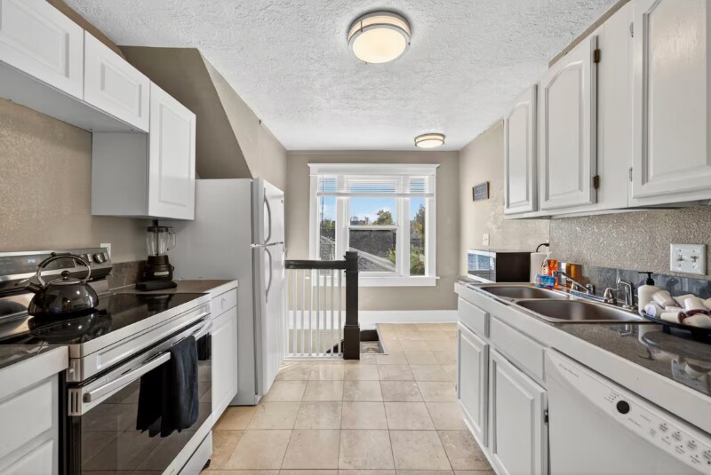 Building Photo - 1821 6th Ave