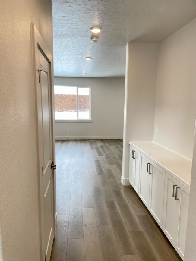 Building Photo - "Spacious 4-Bedroom Home on East Caldera Street with 2.5 Baths and 2,498 Sq Ft of Comfort in Meri...