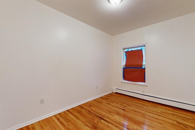 Building Photo - 604 4th St