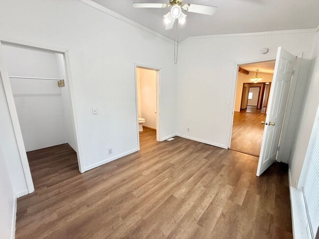 Building Photo - 4-bed, 3-bath, HUGE yard!