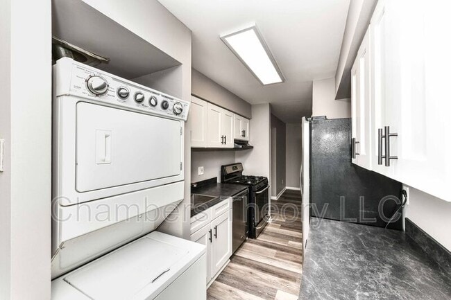 Building Photo - 11220 Chestnut Grove Square