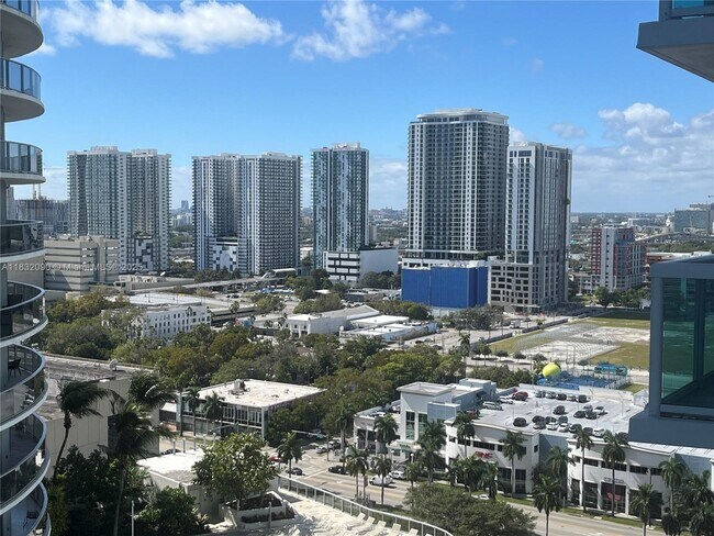 Building Photo - 1800 N Bayshore Dr