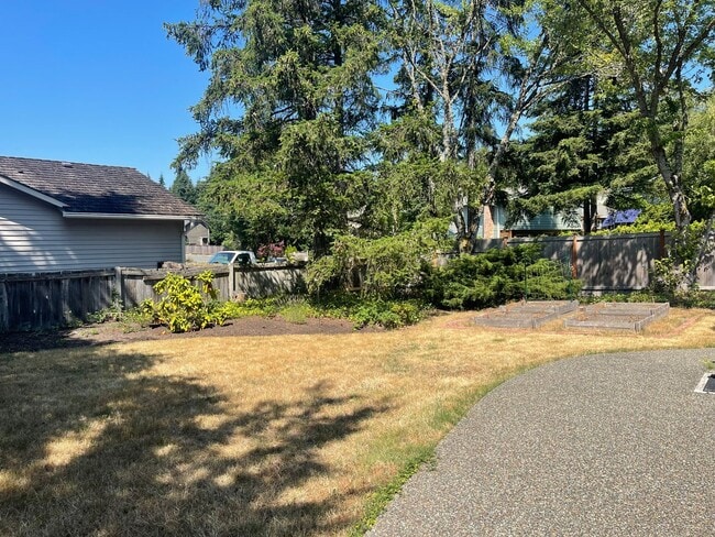 Building Photo - Charming 3bd split level