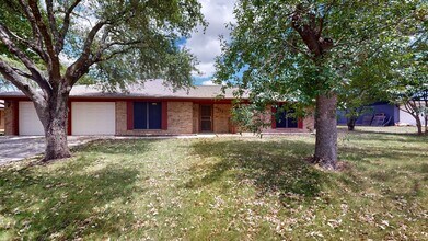 Building Photo - 2 WEEKS FREE + $1,695 for a 3 Bedroom vintage charmer in Harker Heights!