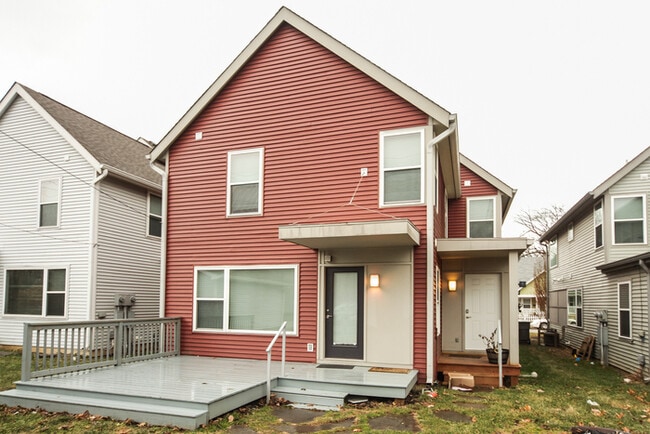 Building Photo - Beautiful Townhouse Close to Downtown Indy...