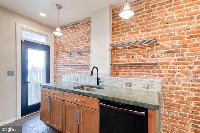 Building Photo - 112 N Streeper St