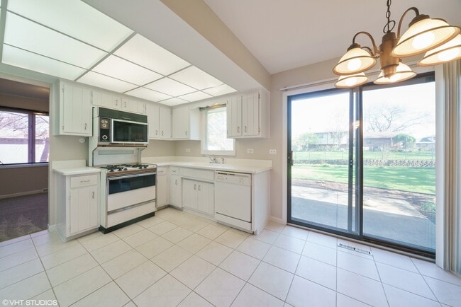 Building Photo - 16W700 Fern St