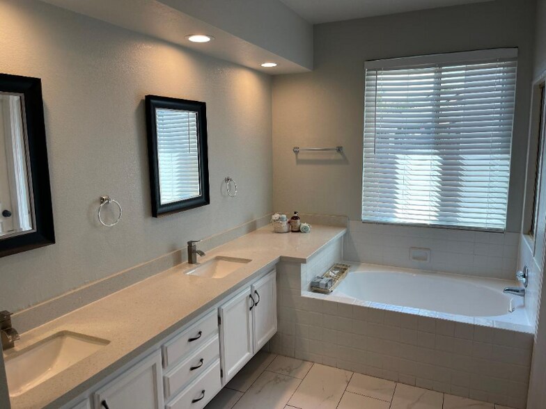 Building Photo - 2468 Del mar Ct