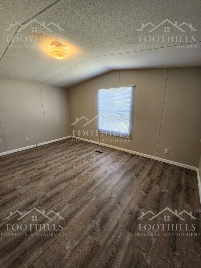 Building Photo - 3 Bedroom, 2 Bath Home Near Portman Marina...