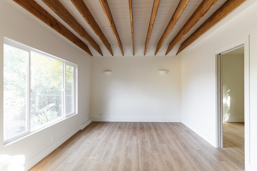 Building Photo - 2841 Los Feliz Dr