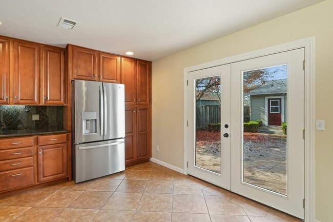 Building Photo - 824 Prince Ave