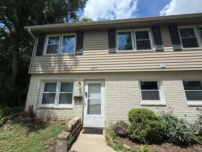 Building Photo - $1,750 | 3 Bedroom, 1 Bathroom | FULLY REMODELED | No Pets | Available for August 1st, 2026 Move in!