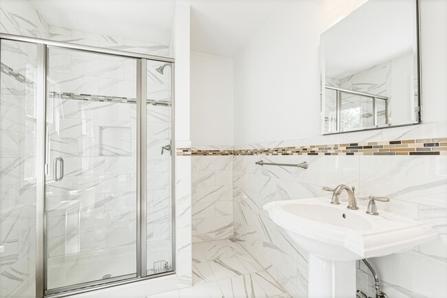 Building Photo - 30 Park Dr N