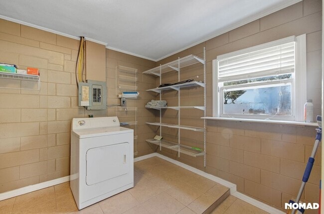 Building Photo - Updated, Large yard, quiet neighborhood, and convenient location