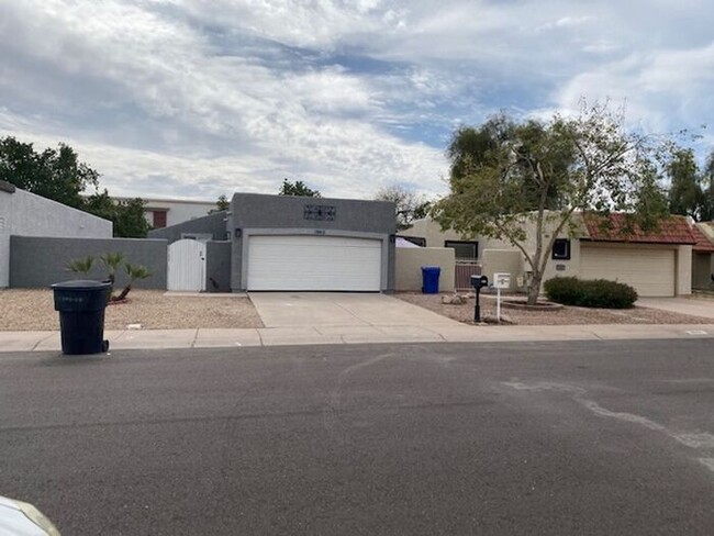 Primary Photo - $2,350 Lovely Remodeled 3 Bedroom-2 bath-2...