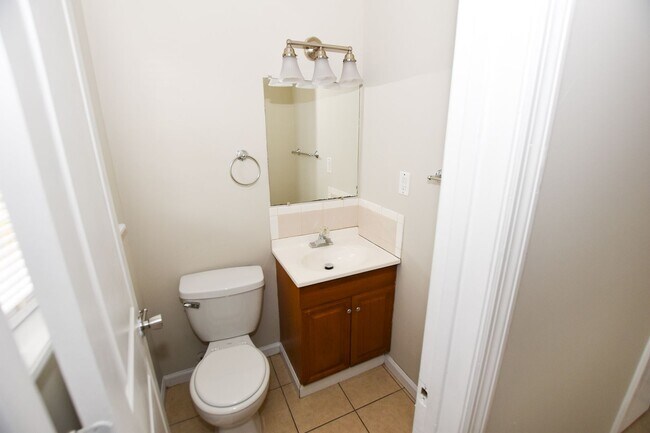 Building Photo - 4 Bedroom / 3 Bath Single Family Home