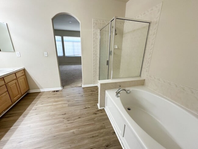 Building Photo - Bright, Spacious 2-Bedroom Home in Aurora with Room to Grow
