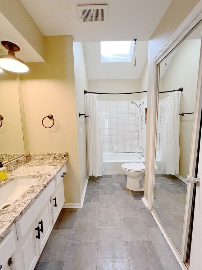 Building Photo - Stunning 4-Bedroom Home in Overland Park!