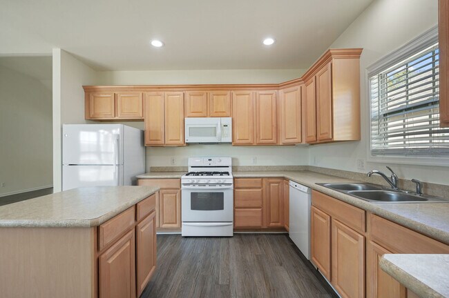 Building Photo - 15 Little Birch Dr