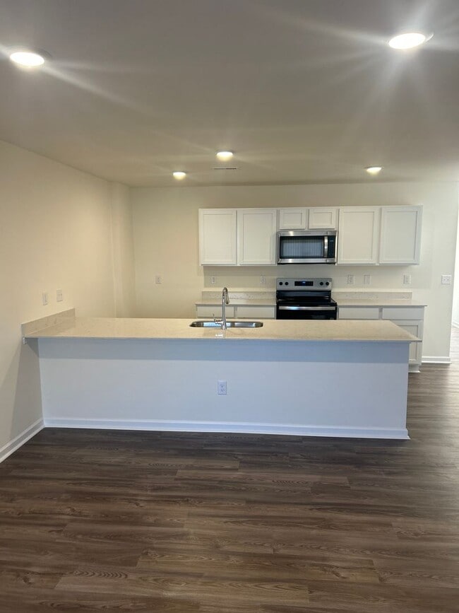 Building Photo - Brand New Townhome in the heart of Newton!
