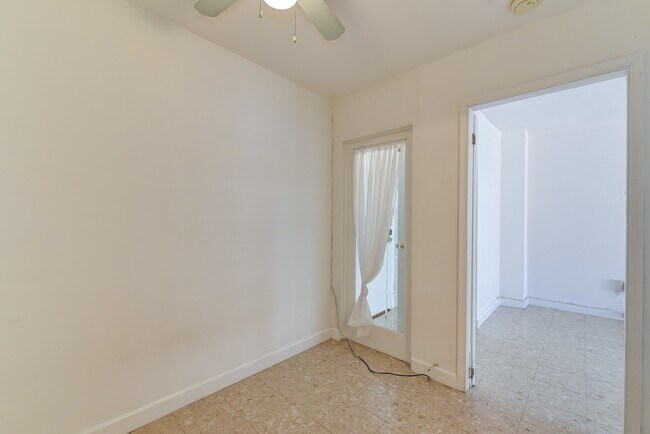 Building Photo - Spacious & Bright Junior One Bedroom at River Place North