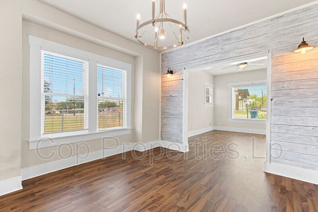 Building Photo - 916 Iowa St