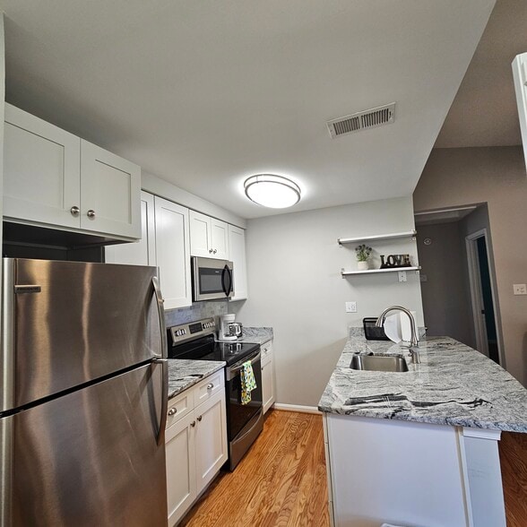 Building Photo - 8637 Beekman Pl